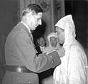 Sidi Mohammed est fait compagnon de la libération par le Général de Gaulle