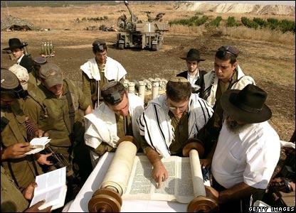 Jewish soldiers read their holy scriptures