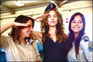 AnnaLynne McCord, center, poses with Israeli soldiers.