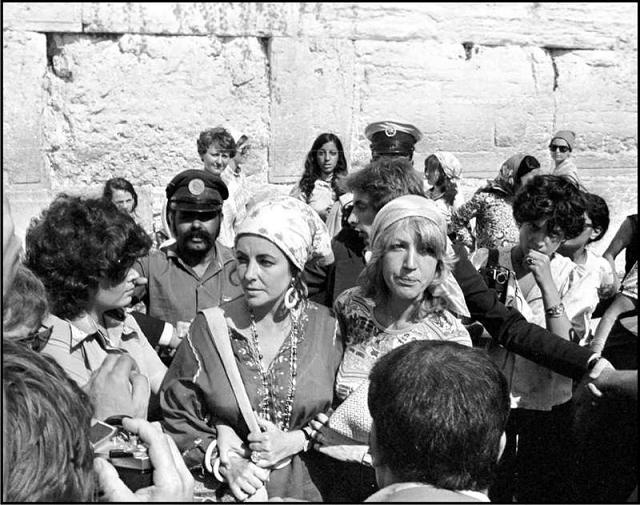 Elizabeth Taylor visits the Wailing Wall in Jerusalem